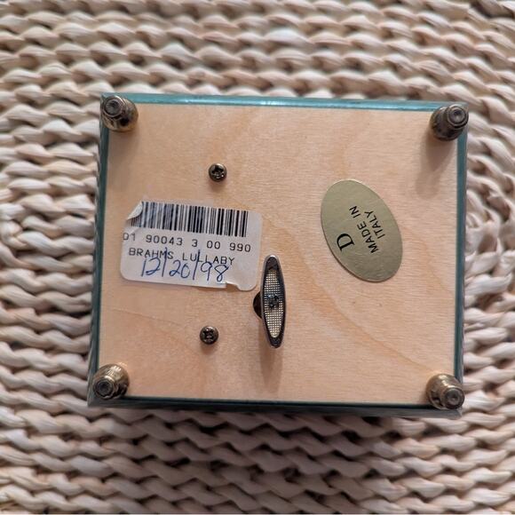 Green and Tan Decorative Jewelry Music Box - Picture 5 of 5